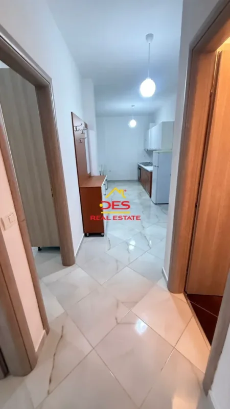 Vlore, jepet me qera apartament 2+1+Ballkon Kati 7, 90 m² 500 € (Rruga Shaban Demiraj)