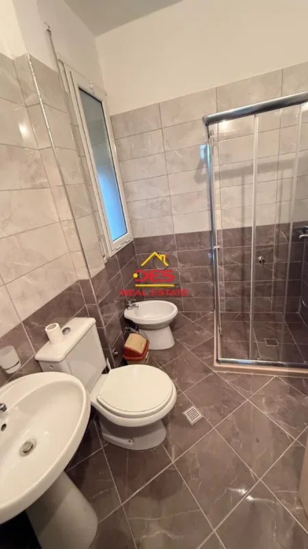 Vlore, jepet me qera apartament 2+1+Ballkon Kati 7, 90 m² 500 € (Rruga Shaban Demiraj)