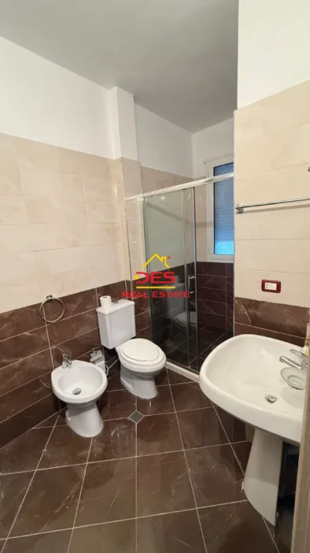 Vlore, jepet me qera apartament 2+1+Ballkon Kati 7, 90 m² 500 € (Rruga Shaban Demiraj)
