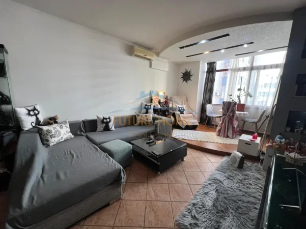 Tirane, jepet me qera apartament 1+1 Kati 2, 74 m² 600 € (Ish parku autobuzave)