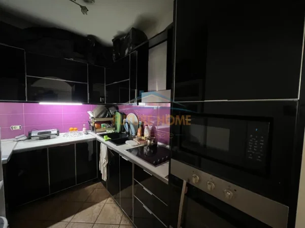Tirane, jepet me qera apartament 1+1 Kati 2, 74 m² 600 € (Ish parku autobuzave)