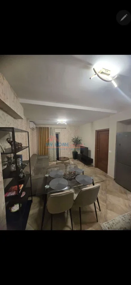 Tirane, jepet me qera apartament 1+1+Ballkon Kati 7, 75 m² 650 € (Rruga e Barrikadave)