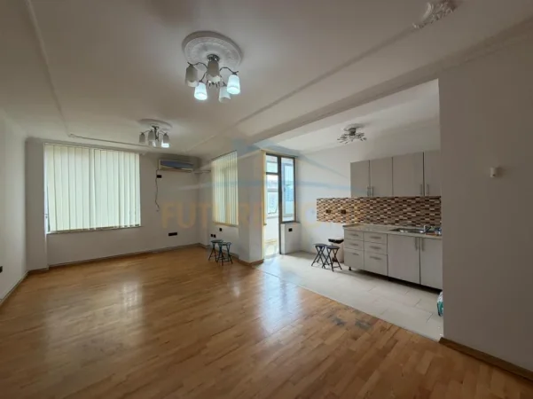 Tirane, jepet me qera apartament Kati 5, 108 m² 950 € (Qendër,perballe Toptanit)
