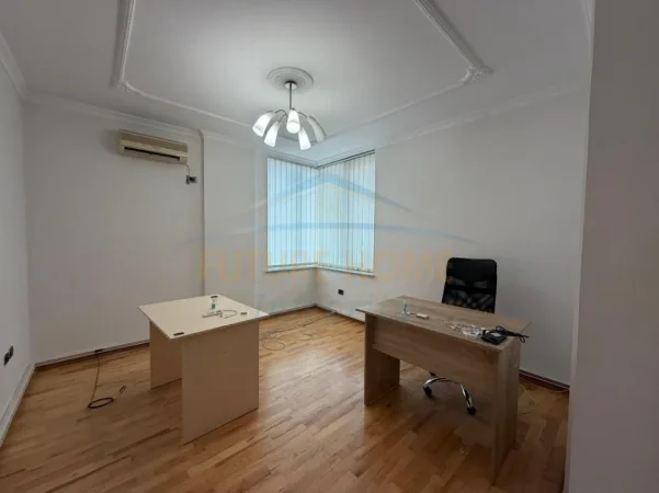 Tirane, jepet me qera apartament Kati 5, 108 m² 950 € (Qendër,perballe Toptanit)