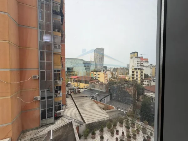 Tirane, jepet me qera apartament Kati 5, 108 m² 950 € (Qendër,perballe Toptanit)