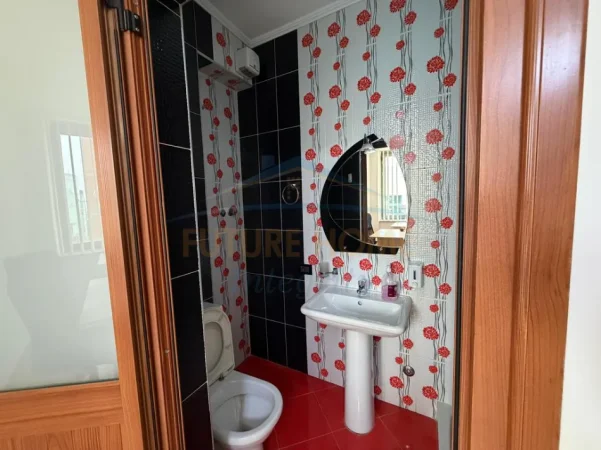 Tirane, jepet me qera apartament Kati 5, 108 m² 950 € (Qendër,perballe Toptanit)