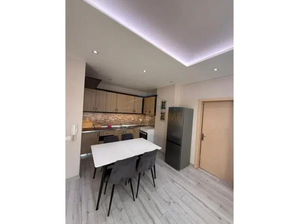 Tirane, jepet me qera apartament 2+1 Kati 4, 100 m² 600 € (Unaza e re)