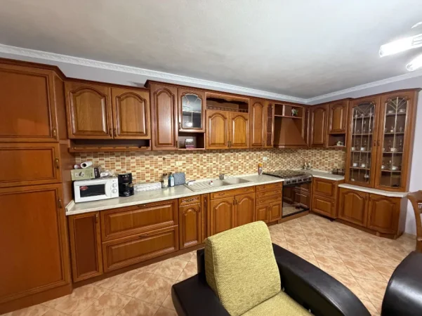 Tirane, jepet me qera apartament 1+1+Ballkon Kati 3, 78 m² 500 € (Don Bosko)