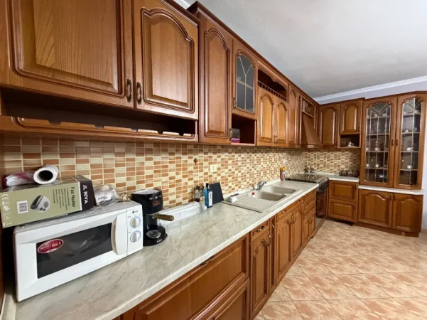 Tirane, jepet me qera apartament 1+1+Ballkon Kati 3, 78 m² 500 € (Don Bosko)