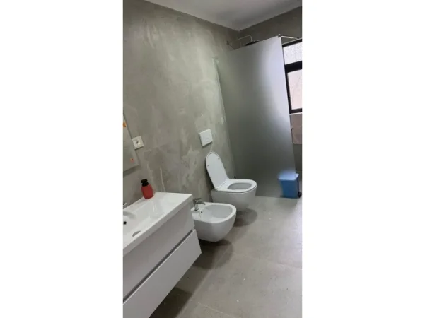 Tirane, jepet me qera apartament 1+1 Kati 1, 65 m² 500 € (Apartament 1+1+ Post Parkimi, Rruga Siri Kodra, Tirane)