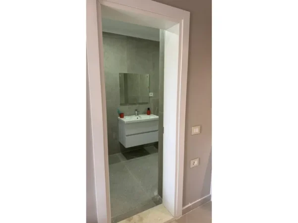 Tirane, jepet me qera apartament 1+1 Kati 1, 65 m² 500 € (Apartament 1+1+ Post Parkimi, Rruga Siri Kodra, Tirane)