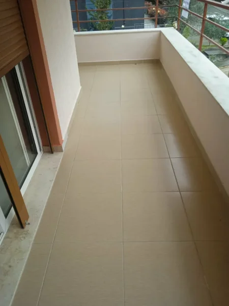 Tirane, jepet me qera apartament 3+1+Ballkon Kati 2, 125 m² 520 € (Prane Restorant Freskut ne Fresk.)