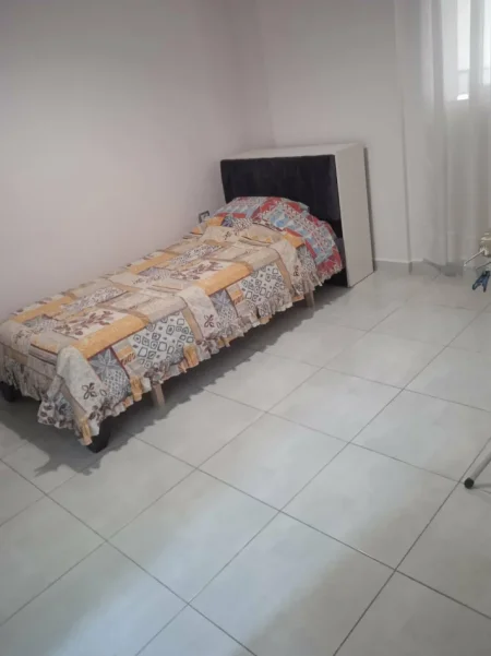 Tirane, jepet me qera apartament 3+1+Ballkon Kati 2, 125 m² 520 € (Prane Restorant Freskut ne Fresk.)