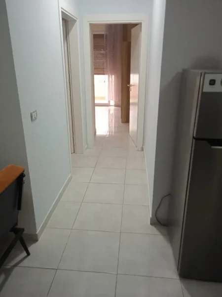 Tirane, jepet me qera apartament 3+1+Ballkon Kati 2, 125 m² 520 € (Prane Restorant Freskut ne Fresk.)