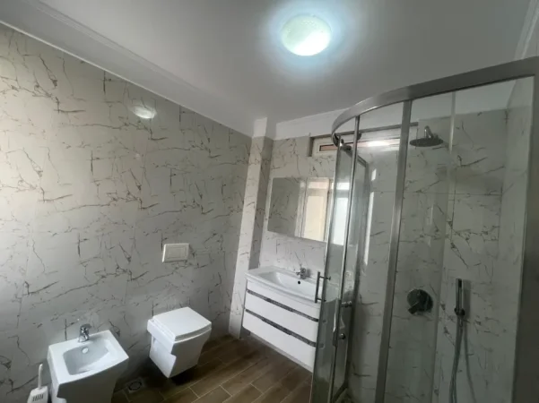 Tirane, shitet apartament 3+1+Ballkon Kati 4, 126 m² 209.000 € (UET)