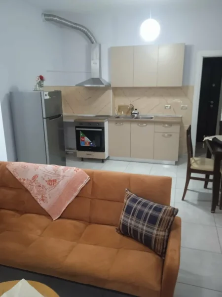 Tirane, jepet me qera apartament 3+1+Ballkon Kati 2, 125 m² 520 € (Prane Restorant Freskut ne Fresk.)