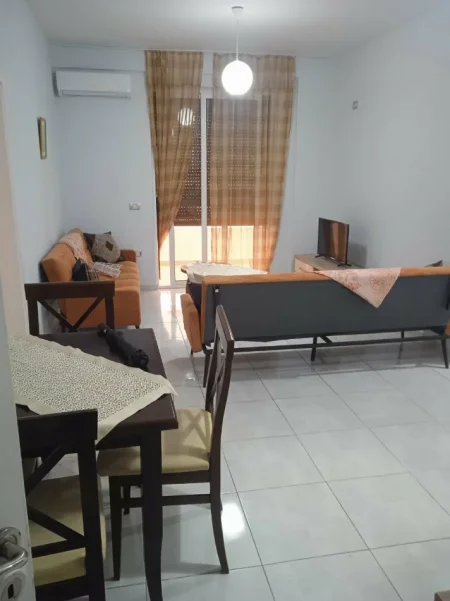 Tirane, jepet me qera apartament 3+1+Ballkon Kati 2, 125 m² 520 € (Prane Restorant Freskut ne Fresk.)