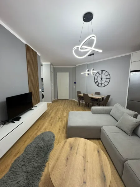 Tirane, jepet me qera apartament 1+1+Aneks+Ballkon Kati 4, 75 m² 800 € (Rruga Kavajes)