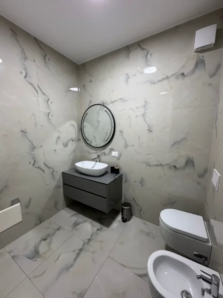 Tirane, jepet me qera apartament 1+1+Aneks+Ballkon Kati 4, 75 m² 800 € (Rruga Kavajes)