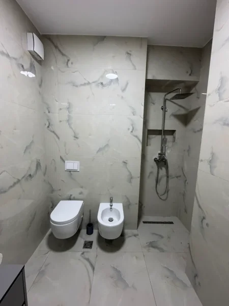 Tirane, jepet me qera apartament 1+1+Aneks+Ballkon Kati 4, 75 m² 800 € (Rruga Kavajes)