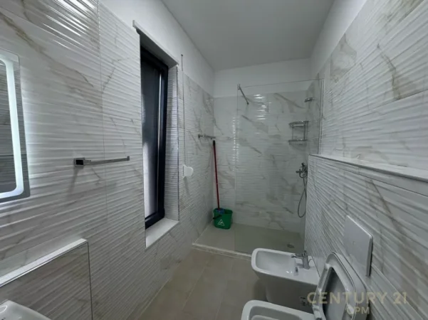 Tirane, jepet me qera apartament 2+1+Ballkon Kati 6, 100 m² 800 € (bulevardi i ri)