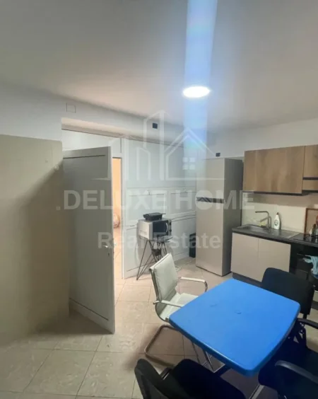 Tirane, jepet me qera ambjent biznesi Kati -1, 165 m² 1.600 € 