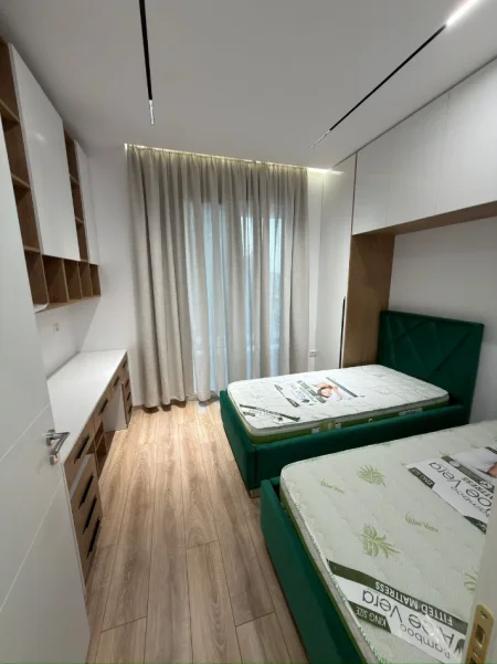 Tirane, jepet me qera apartament 2+1+Ballkon Kati 5, 92 m² 1.000 € (Komuna e Parisit)
