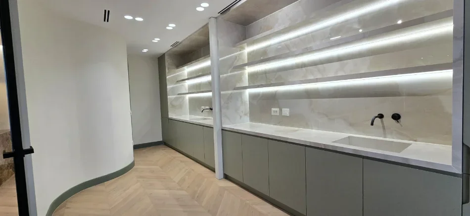 Tirane, jepet me qera dyqan Kati 1, 154 m² 2.500 € (liqeni artificial , rruga e kosovareve)