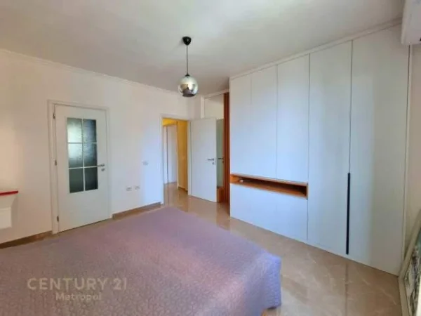 Tirane, jepet me qera apartament 2+1+BLK 115 m² 1.200 Euro (parlamenti)