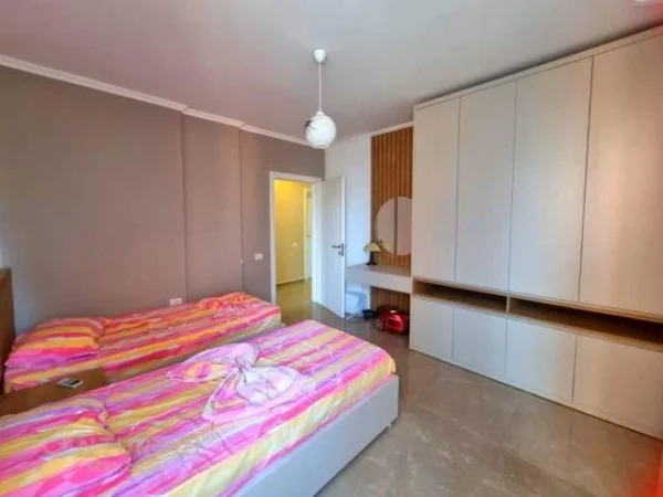 Tirane, jepet me qera apartament 2+1+BLK 115 m² 1.200 Euro (parlamenti)