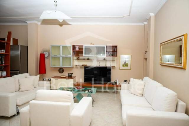 Tirane, jepet me qera apartament 3+1+BLK Kati 5, 150 m² 700 Euro (Qender, Bulevardi Zogu I)