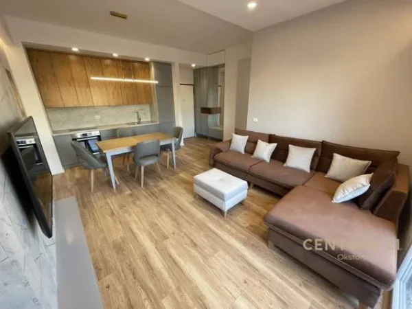 Tirane, jepet me qera apartament 1+1 80 m² 700 Euro (selvia)