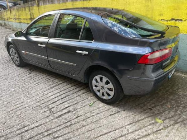 Tirane, shitet makine Renault LAGUNA Viti 2001, 2.400 Euro