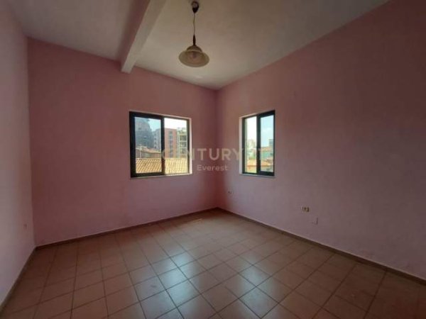 Tirane, jepet me qera zyre Kati 3, 18 m² 260 Euro (Rruga e Durresit)
