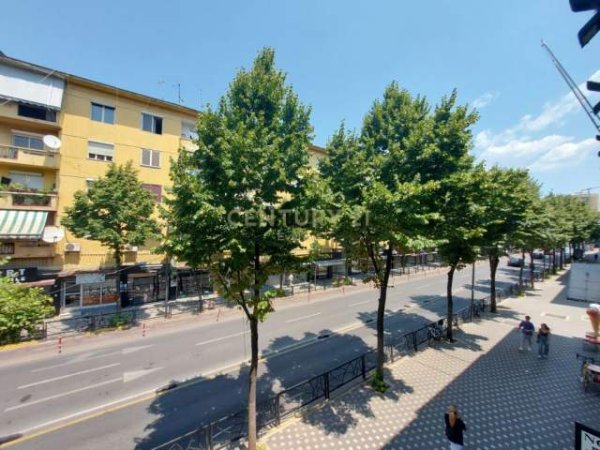 Tirane, jepet me qera zyre Kati 3, 36 m² 420 Euro (Rruga e Durresit)