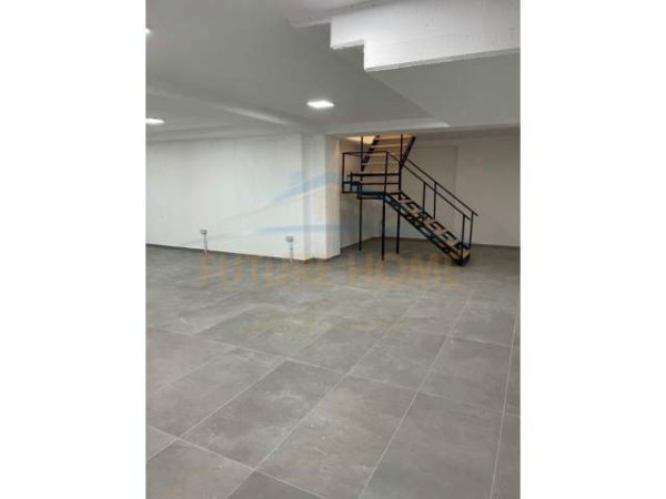 Tirane, jepet me qera ambjent biznesi Kati 0, 250 m² 2.500 Euro (Perballe Parlamentit)