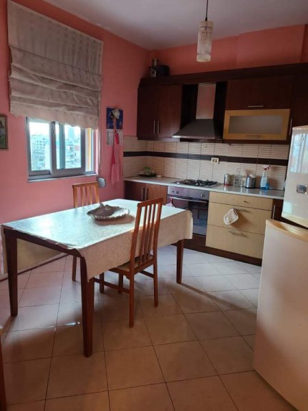 Tirane, jepet me qera apartament Kati 5, 70 m² 400 Euro(Ali Demi)