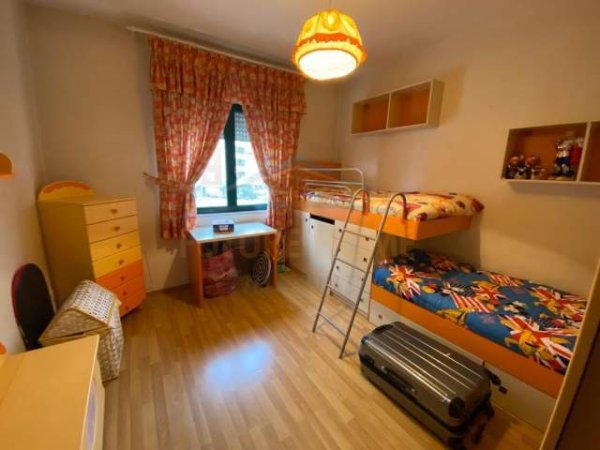 Tirane, jepet me qera apartament Kati 2, 143 m² 800 Euro (Zogu i Zi)