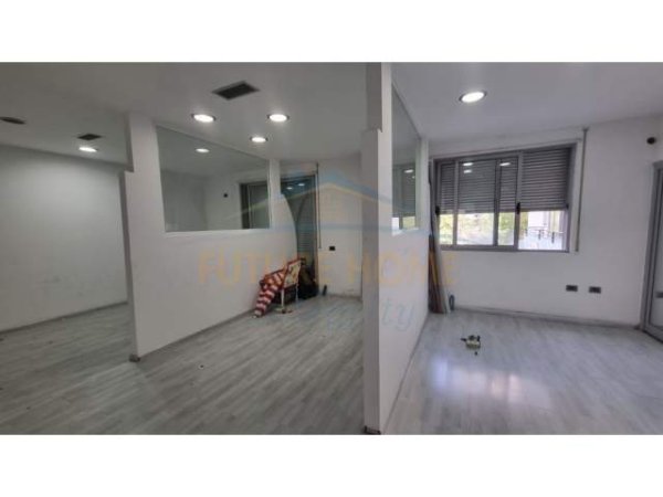 Tirane, jepet me qera ambjent biznesi Kati 2, 150 m² 900 Euro (Kthesa e Kamzes)