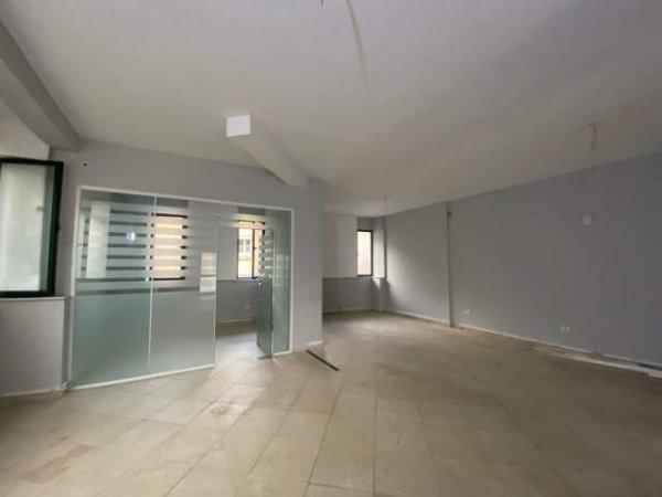 Tirane, jepet me qera zyre Kati 2, 120 m² 1.000 Euro (21 Dhjetori)