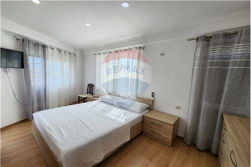 Tirane, jepet me qera apartament 550 Euro