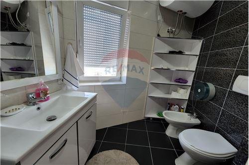 Tirane, jepet me qera apartament 550 Euro