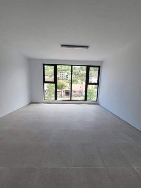 Tirane, shes dyqan Kati 1, 55 m² 71.900 Euro (Rruga kryesore e Kombinatit)