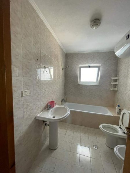 Shitet / jepet me qera apartament 3+1 me dy ballkone, banjo me dritare nga jashte, 120 m2, Rr. e Durresit