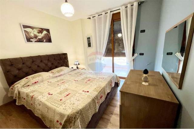 Tirane, jepet me qera apartament 1+1+BLK Kati 6, 70 m² 550 Euro (Komuna e Parisit)