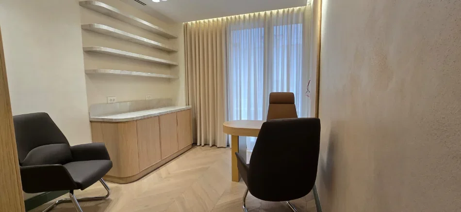 Tirane, jepet me qera ambjent biznesi , 156 m² 2.500 € (Komuna e Parisit)