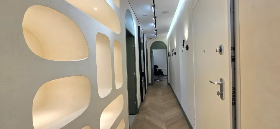 Tirane, jepet me qera ambjent biznesi , 156 m² 2.500 € (Komuna e Parisit)