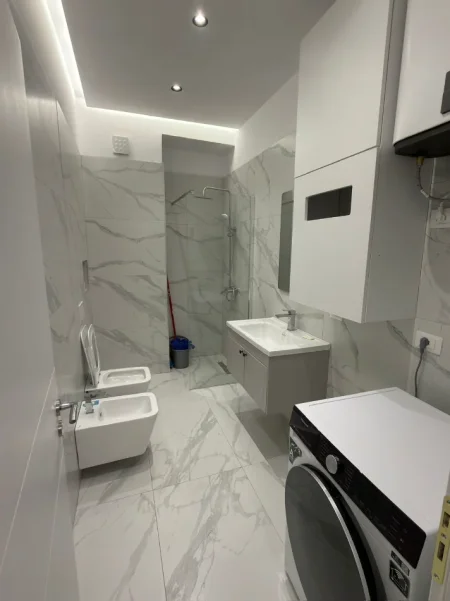 Tirane, jepet me qera apartament 2+1 Kati 7, 110 m² 1.000 € (komuna parisit)