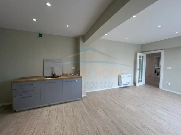 Tirane, jepet me qera apartament 3+1+3 Ballkone Kati 4, 105 m² 1000 € (QENDER, 9-KATESHET)