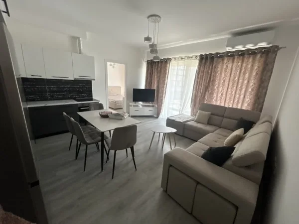 Tirane, jepet me qera apartament 1+1+Ballkon Kati 3, 80 m² 700 € (5 maji)